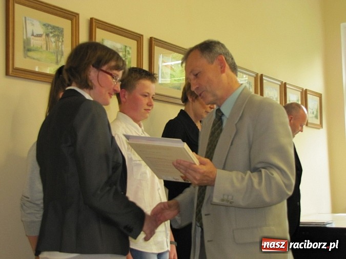 Zdjęcie w galerii na portalu naszraciborz.pl: Wójt Gminy Rudnik przyznał 28 wyróżnień młodym prymusom wiadomości z regionu