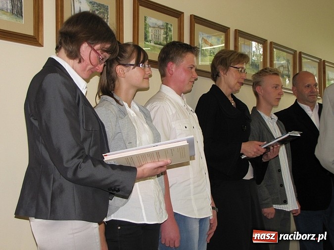 Zdjęcie w galerii na portalu naszraciborz.pl: Wójt Gminy Rudnik przyznał 28 wyróżnień młodym prymusom wiadomości z regionu