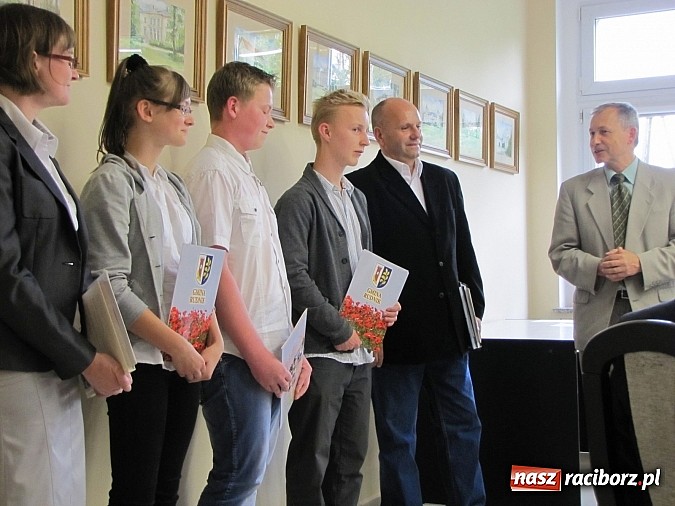 Zdjęcie w galerii na portalu naszraciborz.pl: Wójt Gminy Rudnik przyznał 28 wyróżnień młodym prymusom wiadomości z regionu