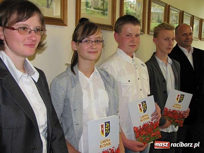 Zdjęcie w galerii na portalu naszraciborz.pl: Wójt Gminy Rudnik przyznał 28 wyróżnień młodym prymusom wiadomości z regionu