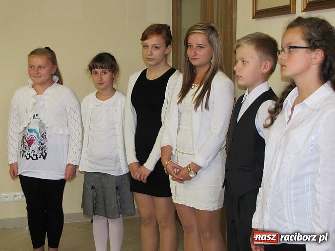 Zdjęcie w galerii na portalu naszraciborz.pl: Wójt Gminy Rudnik przyznał 28 wyróżnień młodym prymusom wiadomości z regionu