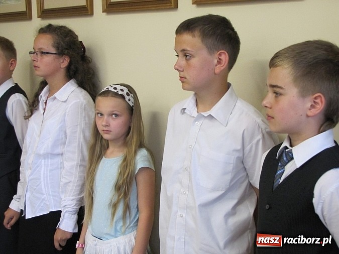 Zdjęcie w galerii na portalu naszraciborz.pl: Wójt Gminy Rudnik przyznał 28 wyróżnień młodym prymusom wiadomości z regionu