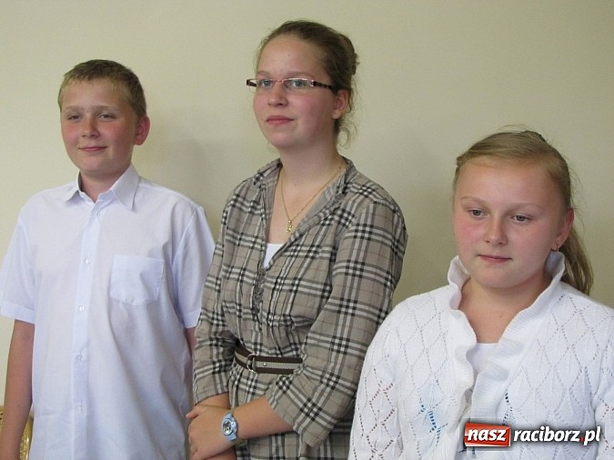 Zdjęcie w galerii na portalu naszraciborz.pl: Wójt Gminy Rudnik przyznał 28 wyróżnień młodym prymusom wiadomości z regionu