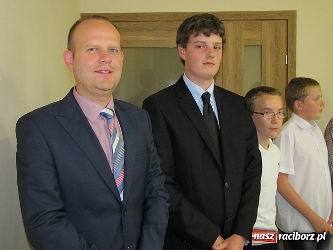 Zdjęcie w galerii na portalu naszraciborz.pl: Wójt Gminy Rudnik przyznał 28 wyróżnień młodym prymusom wiadomości z regionu