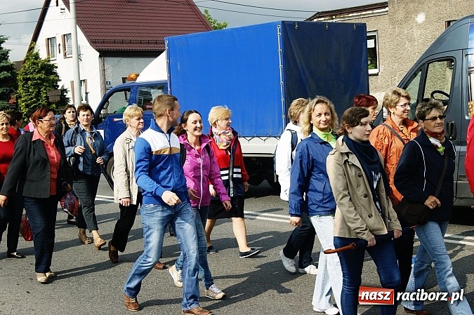 Zdjęcie w galerii na portalu naszraciborz.pl: Bieńkowiczanie po raz kolejny poszli dziękować Matce Bożej wiadomości z regionu