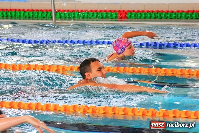 Zdjęcie w galerii na portalu naszraciborz.pl: Pokazy ratownictwa na pływalni ZSOMS wiadomości z regionu