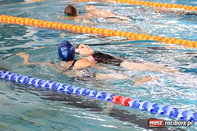 Zdjęcie w galerii na portalu naszraciborz.pl: Pokazy ratownictwa na pływalni ZSOMS wiadomości z regionu