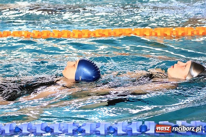 Zdjęcie w galerii na portalu naszraciborz.pl: Pokazy ratownictwa na pływalni ZSOMS wiadomości z regionu