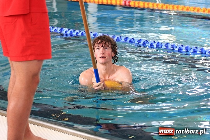 Zdjęcie w galerii na portalu naszraciborz.pl: Pokazy ratownictwa na pływalni ZSOMS wiadomości z regionu