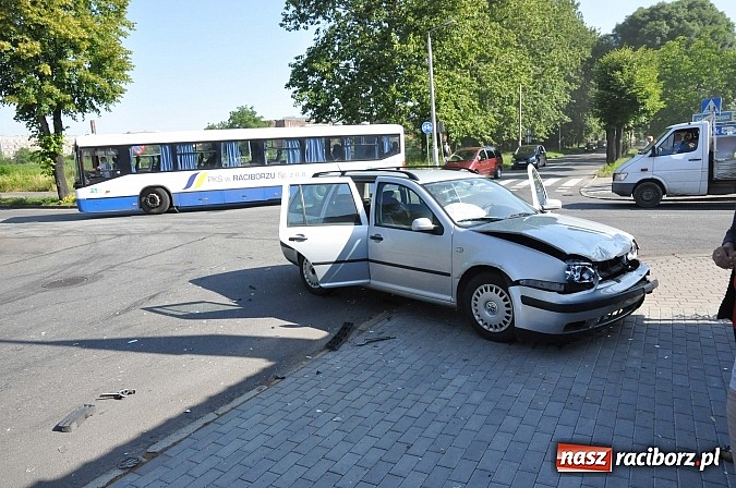 Zdjęcie w galerii na portalu naszraciborz.pl: Na skrzyżowaniu Kościuszki-Łąkowa dachował dostawczy opel wiadomości z regionu