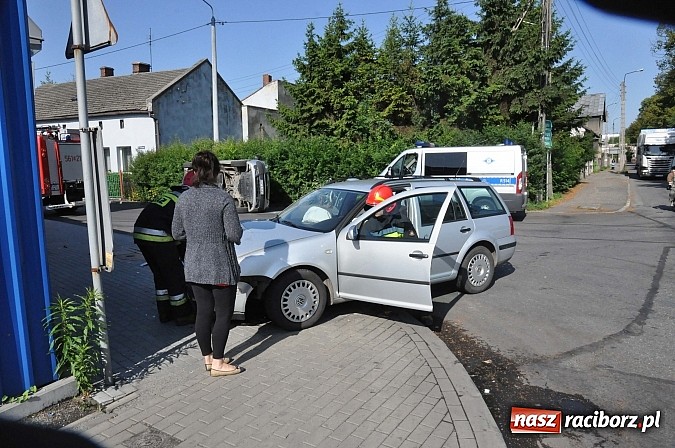 Zdjęcie w galerii na portalu naszraciborz.pl: Na skrzyżowaniu Kościuszki-Łąkowa dachował dostawczy opel wiadomości z regionu