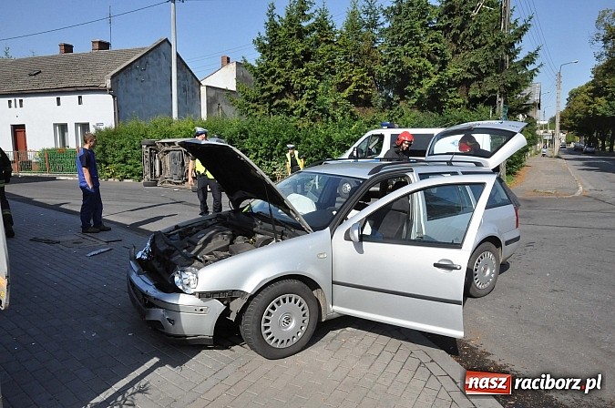 Zdjęcie w galerii na portalu naszraciborz.pl: Na skrzyżowaniu Kościuszki-Łąkowa dachował dostawczy opel wiadomości z regionu