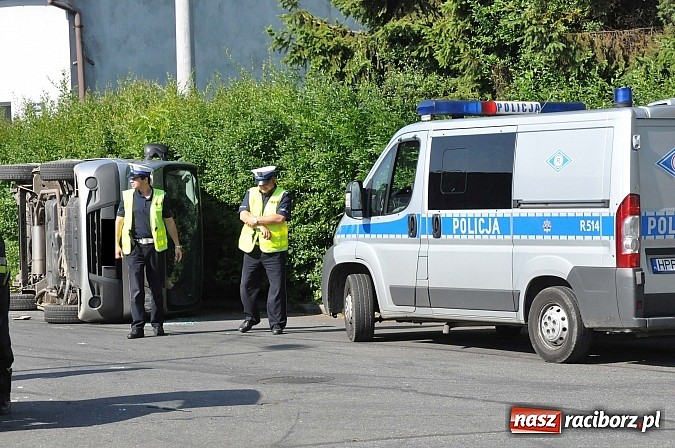 Zdjęcie w galerii na portalu naszraciborz.pl: Na skrzyżowaniu Kościuszki-Łąkowa dachował dostawczy opel wiadomości z regionu