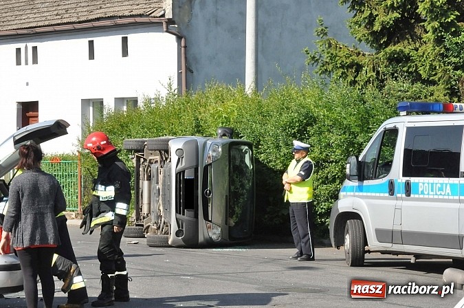 Zdjęcie w galerii na portalu naszraciborz.pl: Na skrzyżowaniu Kościuszki-Łąkowa dachował dostawczy opel wiadomości z regionu