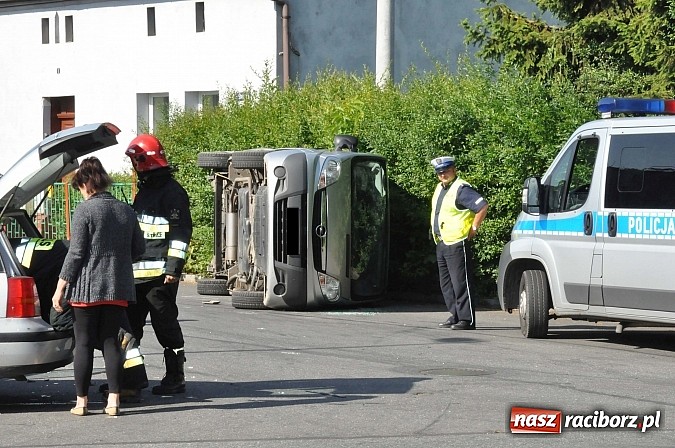 Zdjęcie w galerii na portalu naszraciborz.pl: Na skrzyżowaniu Kościuszki-Łąkowa dachował dostawczy opel wiadomości z regionu