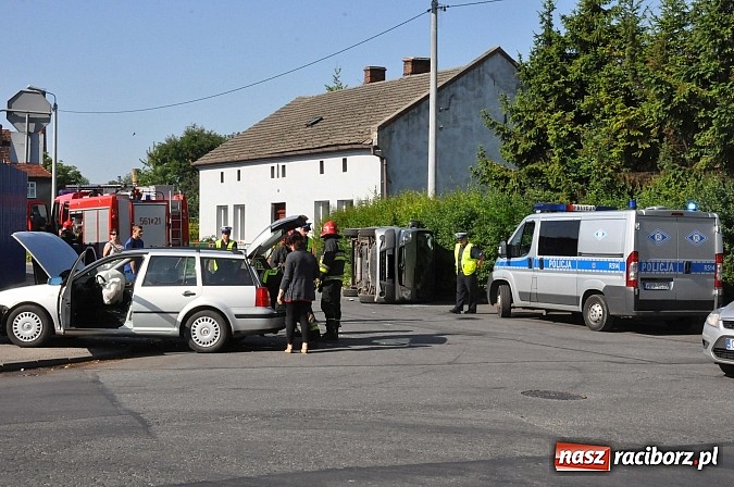 Zdjęcie w galerii na portalu naszraciborz.pl: Na skrzyżowaniu Kościuszki-Łąkowa dachował dostawczy opel wiadomości z regionu