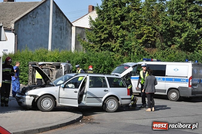 Zdjęcie w galerii na portalu naszraciborz.pl: Na skrzyżowaniu Kościuszki-Łąkowa dachował dostawczy opel wiadomości z regionu