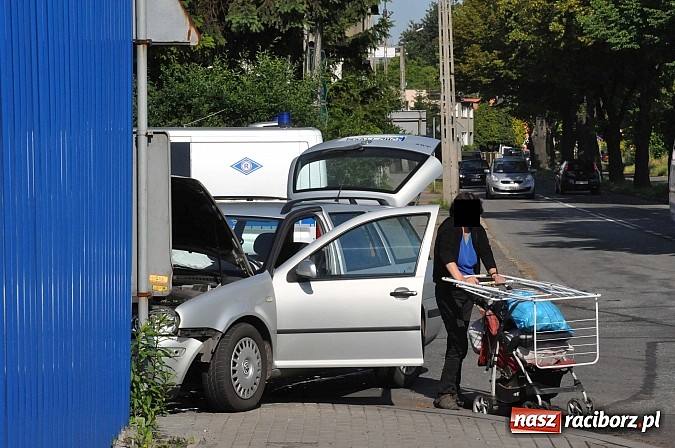 Zdjęcie w galerii na portalu naszraciborz.pl: Na skrzyżowaniu Kościuszki-Łąkowa dachował dostawczy opel wiadomości z regionu