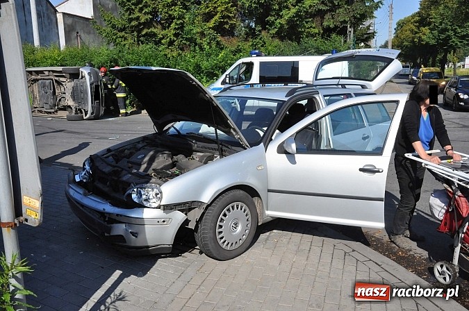 Zdjęcie w galerii na portalu naszraciborz.pl: Na skrzyżowaniu Kościuszki-Łąkowa dachował dostawczy opel wiadomości z regionu