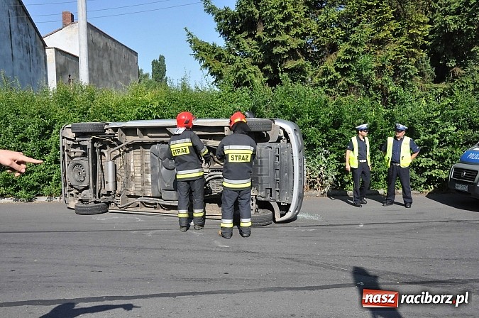 Zdjęcie w galerii na portalu naszraciborz.pl: Na skrzyżowaniu Kościuszki-Łąkowa dachował dostawczy opel wiadomości z regionu