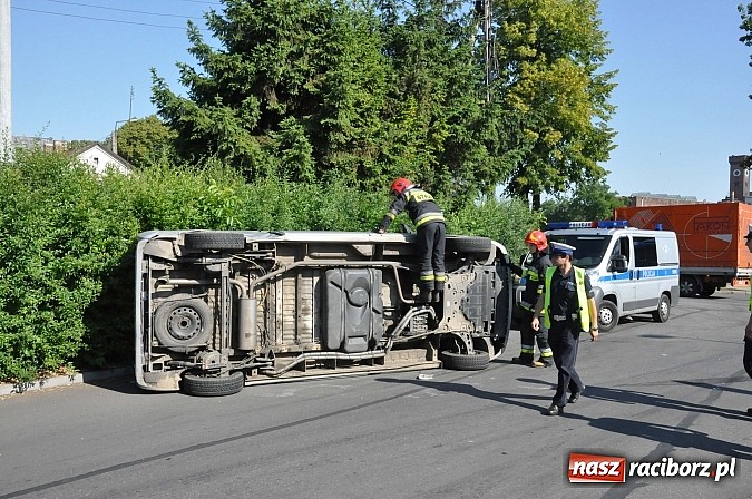 Zdjęcie w galerii na portalu naszraciborz.pl: Na skrzyżowaniu Kościuszki-Łąkowa dachował dostawczy opel wiadomości z regionu