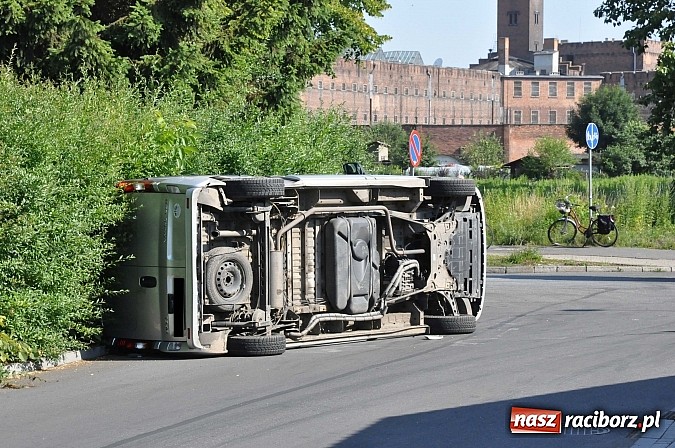 Zdjęcie w galerii na portalu naszraciborz.pl: Na skrzyżowaniu Kościuszki-Łąkowa dachował dostawczy opel wiadomości z regionu