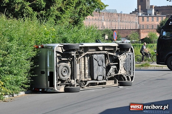 Zdjęcie w galerii na portalu naszraciborz.pl: Na skrzyżowaniu Kościuszki-Łąkowa dachował dostawczy opel wiadomości z regionu