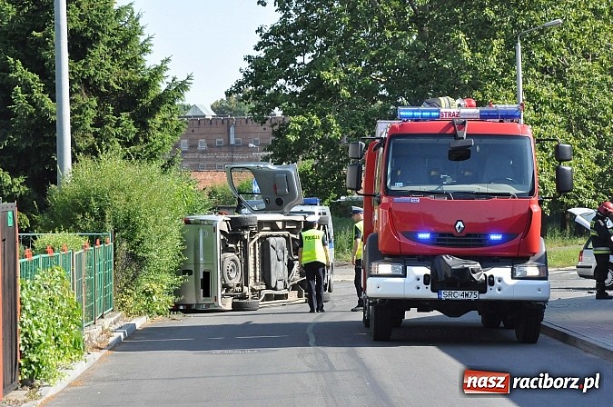 Zdjęcie w galerii na portalu naszraciborz.pl: Na skrzyżowaniu Kościuszki-Łąkowa dachował dostawczy opel wiadomości z regionu