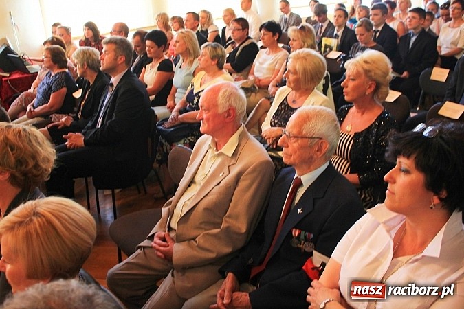 Zdjęcie w galerii na portalu naszraciborz.pl: Miejskie zakończenie roku szkolnego w G 5. Zobacz, których uczniów wyróżniono wiadomości z regionu
