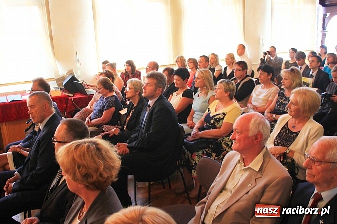 Zdjęcie w galerii na portalu naszraciborz.pl: Miejskie zakończenie roku szkolnego w G 5. Zobacz, których uczniów wyróżniono wiadomości z regionu