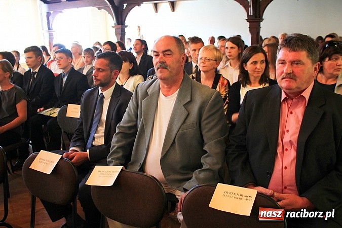 Zdjęcie w galerii na portalu naszraciborz.pl: Miejskie zakończenie roku szkolnego w G 5. Zobacz, których uczniów wyróżniono wiadomości z regionu