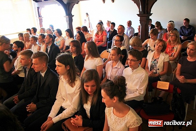 Zdjęcie w galerii na portalu naszraciborz.pl: Miejskie zakończenie roku szkolnego w G 5. Zobacz, których uczniów wyróżniono wiadomości z regionu