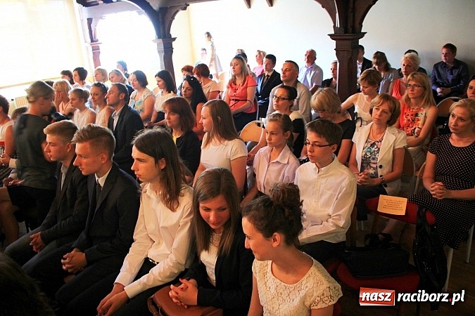 Zdjęcie w galerii na portalu naszraciborz.pl: Miejskie zakończenie roku szkolnego w G 5. Zobacz, których uczniów wyróżniono wiadomości z regionu