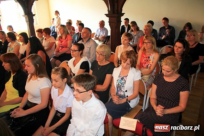 Zdjęcie w galerii na portalu naszraciborz.pl: Miejskie zakończenie roku szkolnego w G 5. Zobacz, których uczniów wyróżniono wiadomości z regionu