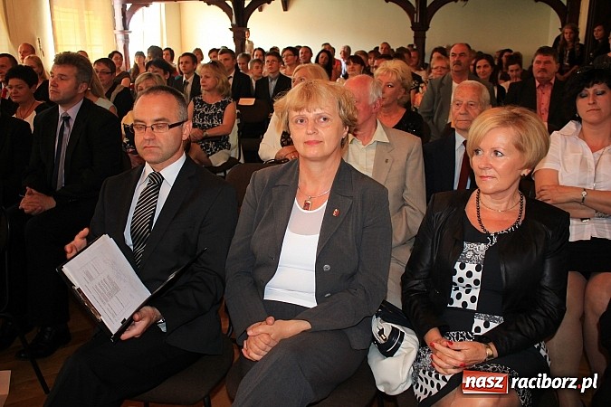 Zdjęcie w galerii na portalu naszraciborz.pl: Miejskie zakończenie roku szkolnego w G 5. Zobacz, których uczniów wyróżniono wiadomości z regionu