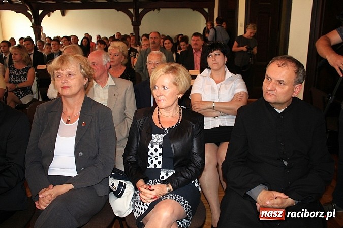 Zdjęcie w galerii na portalu naszraciborz.pl: Miejskie zakończenie roku szkolnego w G 5. Zobacz, których uczniów wyróżniono wiadomości z regionu