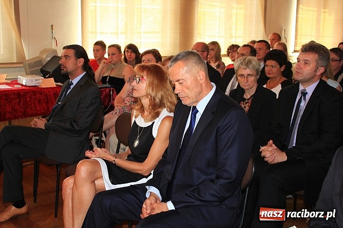 Zdjęcie w galerii na portalu naszraciborz.pl: Miejskie zakończenie roku szkolnego w G 5. Zobacz, których uczniów wyróżniono wiadomości z regionu