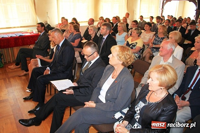 Zdjęcie w galerii na portalu naszraciborz.pl: Miejskie zakończenie roku szkolnego w G 5. Zobacz, których uczniów wyróżniono wiadomości z regionu