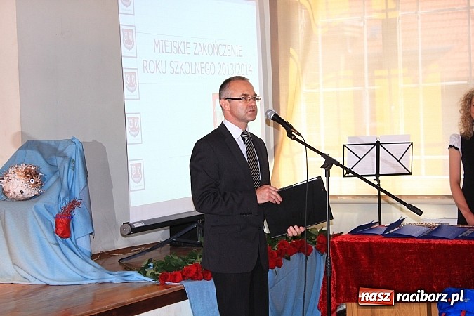 Zdjęcie w galerii na portalu naszraciborz.pl: Miejskie zakończenie roku szkolnego w G 5. Zobacz, których uczniów wyróżniono wiadomości z regionu