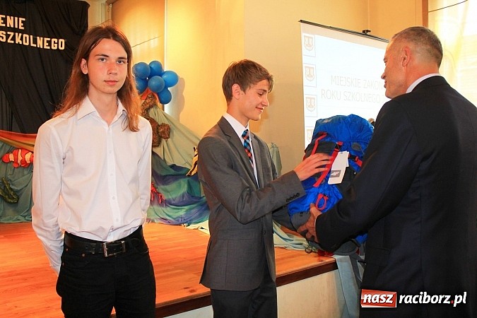 Zdjęcie w galerii na portalu naszraciborz.pl: Miejskie zakończenie roku szkolnego w G 5. Zobacz, których uczniów wyróżniono wiadomości z regionu