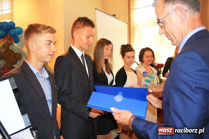 Zdjęcie w galerii na portalu naszraciborz.pl: Miejskie zakończenie roku szkolnego w G 5. Zobacz, których uczniów wyróżniono wiadomości z regionu