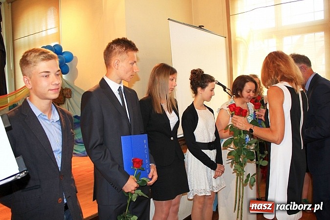 Zdjęcie w galerii na portalu naszraciborz.pl: Miejskie zakończenie roku szkolnego w G 5. Zobacz, których uczniów wyróżniono wiadomości z regionu