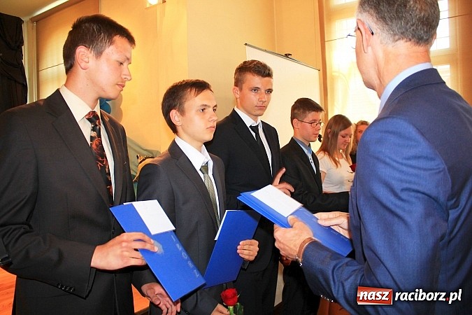 Zdjęcie w galerii na portalu naszraciborz.pl: Miejskie zakończenie roku szkolnego w G 5. Zobacz, których uczniów wyróżniono wiadomości z regionu