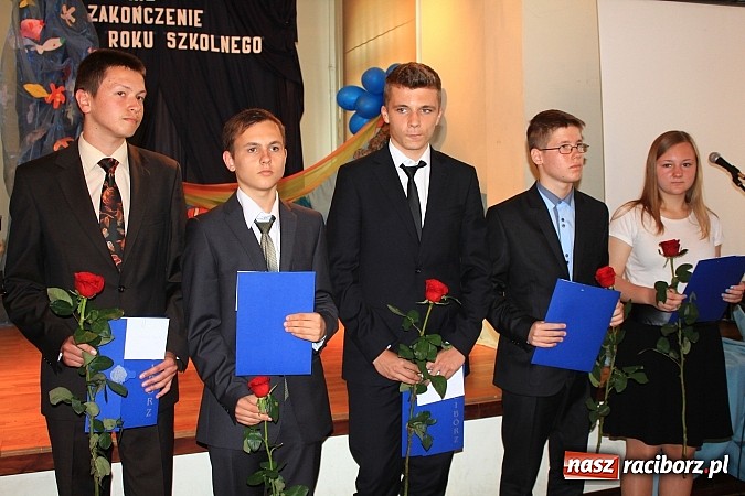 Zdjęcie w galerii na portalu naszraciborz.pl: Miejskie zakończenie roku szkolnego w G 5. Zobacz, których uczniów wyróżniono wiadomości z regionu