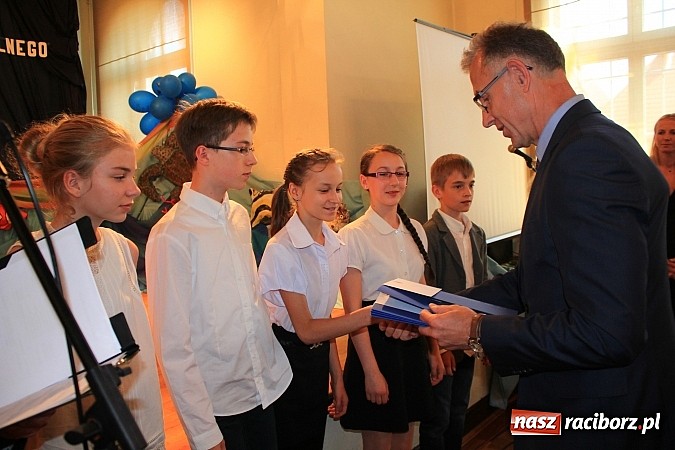Zdjęcie w galerii na portalu naszraciborz.pl: Miejskie zakończenie roku szkolnego w G 5. Zobacz, których uczniów wyróżniono wiadomości z regionu