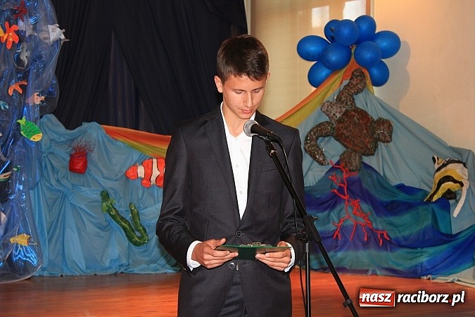 Zdjęcie w galerii na portalu naszraciborz.pl: Miejskie zakończenie roku szkolnego w G 5. Zobacz, których uczniów wyróżniono wiadomości z regionu