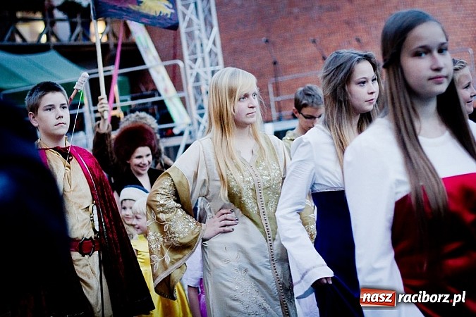 Zdjęcie w galerii na portalu naszraciborz.pl: Zobacz jak na zamku witano wakacje, czyli Zamkowa Noc z Duchami - odsłona trzecia wiadomości z regionu