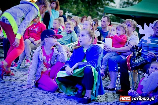 Zdjęcie w galerii na portalu naszraciborz.pl: Zobacz jak na zamku witano wakacje, czyli Zamkowa Noc z Duchami - odsłona trzecia wiadomości z regionu