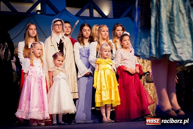 Zdjęcie w galerii na portalu naszraciborz.pl: Zobacz jak na zamku witano wakacje, czyli Zamkowa Noc z Duchami - odsłona trzecia wiadomości z regionu