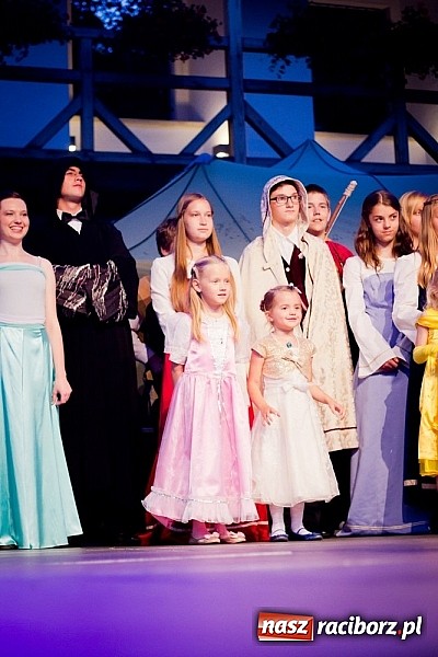 Zdjęcie w galerii na portalu naszraciborz.pl: Zobacz jak na zamku witano wakacje, czyli Zamkowa Noc z Duchami - odsłona trzecia wiadomości z regionu